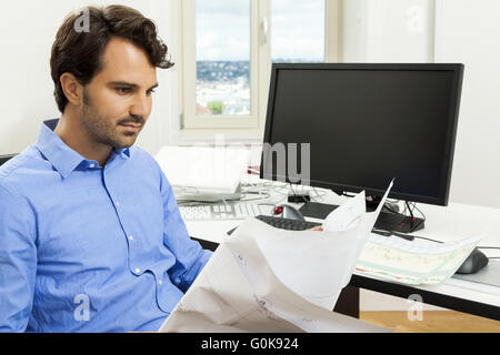 Junger Mann lesen, schriftliche Vereinbarungen für die Arbeit Stockfoto
