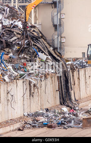 Lastkahn wird geladen oder abgeladen Stockfoto