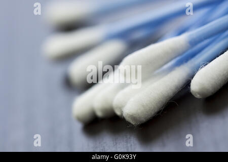 Zufällige Haufen Ohr Wattestäbchen Stockfoto