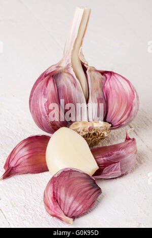 Frische Knoblauchzwiebel mit losen Nelken Stockfoto