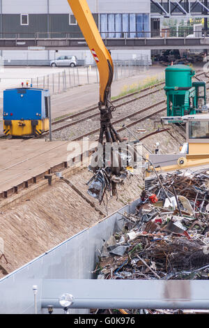Lastkahn wird geladen oder abgeladen Stockfoto