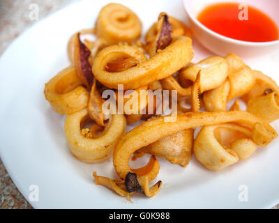 Gebratene Calamari Vorspeise mit pikante sauce Stockfoto