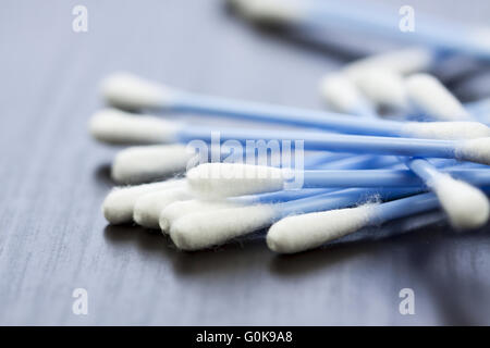 Zufällige Haufen Ohr Wattestäbchen Stockfoto