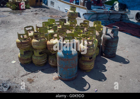 Gas-Kanister platziert auf der Plattform am Paotere Hafen in Makassar, Indonesien. Stockfoto