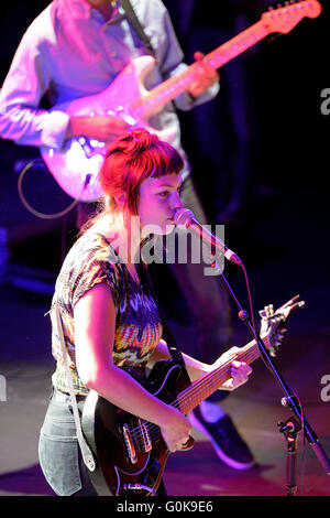 BARCELONA - 30 Mai: Angel Olsen (Folk und Indie-Rock-Sänger und Gitarrist in Missouri aufgewachsen) im Konzert. Stockfoto