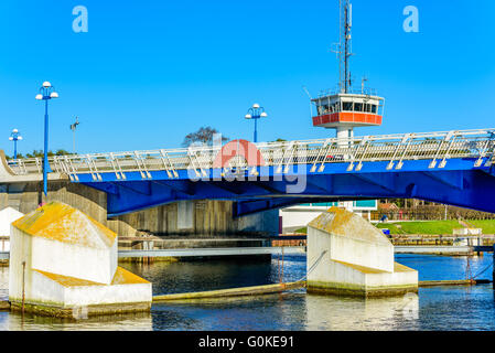 Falsterbo, Schweden - 11. April 2016: Die Brücke über Falsterbo Kanal vom westlichen Ufer aus gesehen. Die Brücke ist einziehbar Stockfoto