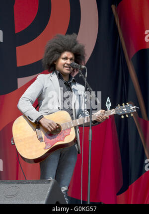 Sänger und Musiker Thomas Buttenschoen (Buttenschøn) singt und unterhält in Faelledparken, Kopenhagen, am Tag der Arbeit-festival Stockfoto