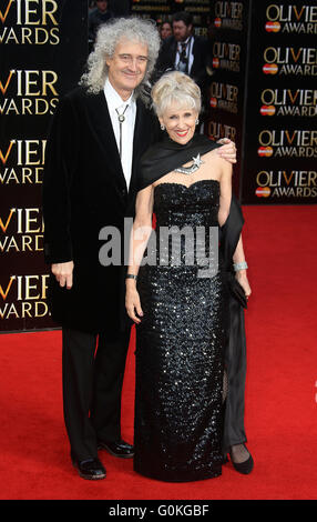 3. April 2016 - Brian May und Anita Dobson Teilnahme an The Olivier Awards 2016 am Royal Opera House Covent Garden in London, Vereinigtes Königreich. Stockfoto