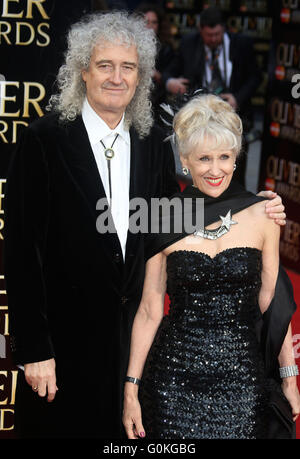 3. April 2016 - Brian May und Anita Dobson Teilnahme an The Olivier Awards 2016 am Royal Opera House Covent Garden in London, Vereinigtes Königreich. Stockfoto