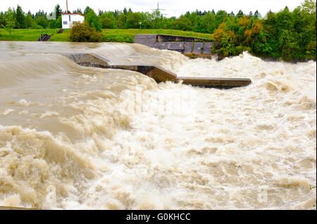 Fluss Lech in Bayern mit großen Flut beim Wehr Stockfoto