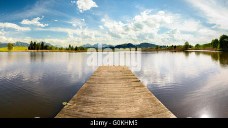 Panorama Landschaft in Bayern mit Blick auf den See und die hölzernen Badesteg Stockfoto