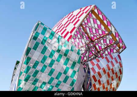 Informationsstelle des Lichts von Daniel Buren auf der Louis-Vuitton-Fondation vom Architekten Franck Gehry, Bois De Boulogne, Frankreich Stockfoto