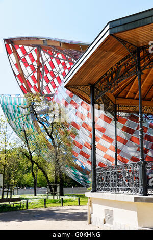 Informationsstelle des Lichts von Daniel Buren auf der Louis-Vuitton-Fondation vom Architekten Franck Gehry, Bois De Boulogne, Frankreich Stockfoto