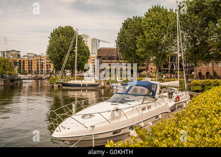 Yachten ankern in St. Katherine Dock in London, England, UK, Europa Stockfoto