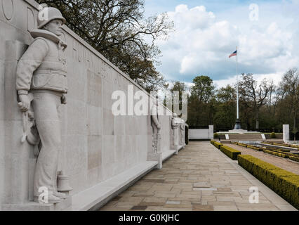 Großes Denkmal in der Form eines US-Soldaten, wie auf dem amerikanischen Friedhof, Cambridgeshire, Großbritannien gesehen Stockfoto