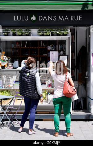 Concierge-Service, Kiosk in Paris - Frankreich Stockfoto