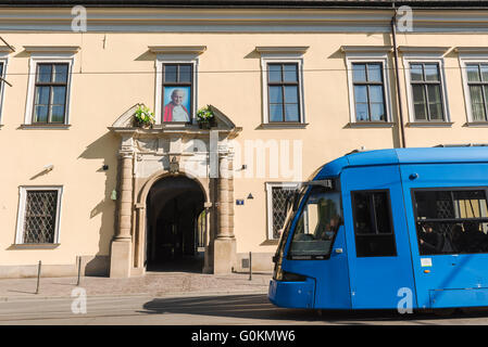 Krakauer Stadtzentrum, Blick auf eine Straßenbahn, die am Erzbischofspalast in der Stare Miasto (Altstadt) im Zentrum Krakaus, Polen, vorbeiführt Stockfoto