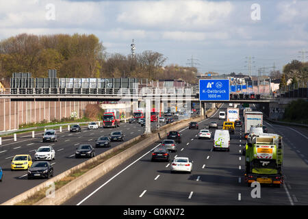 In der Nähe von Köln-Dellbrück in Richtung Leverkusen, Europa, Deutschland, Nordrhein-Westfalen, Köln, Verkehr auf der Autobahn A 3. Stockfoto