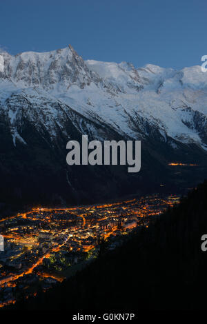 Das Tal von Chamonix bei Dämmerung mit den hohen Gipfeln des Mont-Blanc-Massivs im Frühling. Haute-Savoie, Auvergne-Rhône-Alpes, Frankreich. Stockfoto