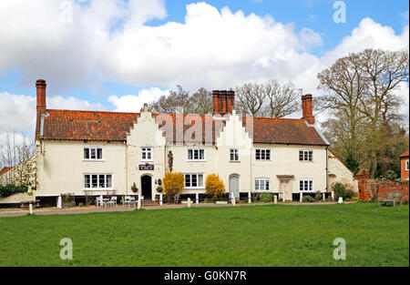 Ein Blick auf die Earle Arms Inn in das Dorf von Heydon, Norfolk, England, Vereinigtes Königreich. Stockfoto