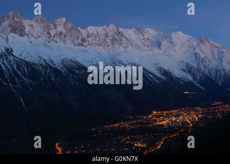 Das Tal von Chamonix bei Dämmerung mit den hohen Gipfeln des Mont-Blanc-Massivs im Frühling. Haute-Savoie, Auvergne-Rhône-Alpes, Frankreich. Stockfoto