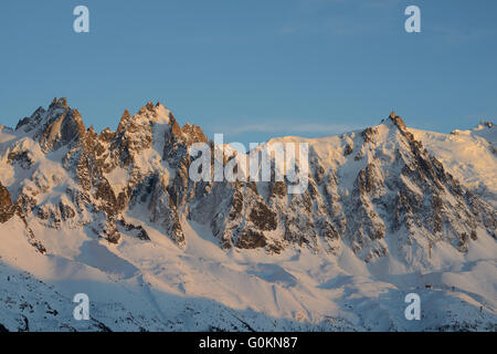 Aiguilles de Chamonix im warmen Licht des Sonnenuntergangs. Chamonix Mont-Blanc, Haute-Savoie, Auvergne-Rhône-Alpes, Frankreich. Stockfoto