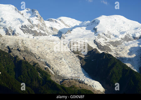 Mont-Blanc (Mitte 4810m), Bossons-Gletscher (bis 1600m), Dôme du Goûter (rechts). Chamonix Mont-Blanc, Haute-Savoie, Auvergne-Rhône-Alpes, Frankreich. Stockfoto