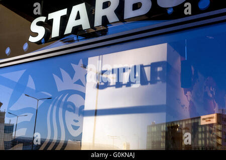 Reflexion, Starbucks Kaffee, Flughafen, Prag, Tschechische Republik Stockfoto