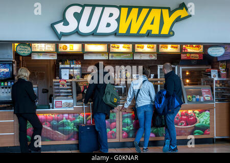 U-Bahn-Restaurant fast Food am Flughafen, Prag Tschechien Stockfoto