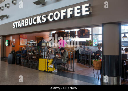 Strarbucks Coffee Prague Airport Starbucks Shop Stockfoto