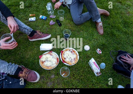 Picknick im Garten, Stillleben mit zwei Pizza Party Prag, Tschechische Republik Stockfoto