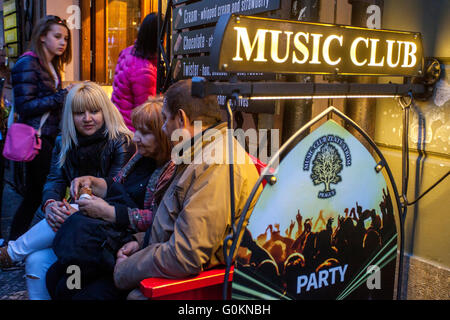 Touristen Menschen außerhalb der Musik Club Zlaty Strom, Charles Street, Old Town in Prag in der Tschechischen Republik Stockfoto