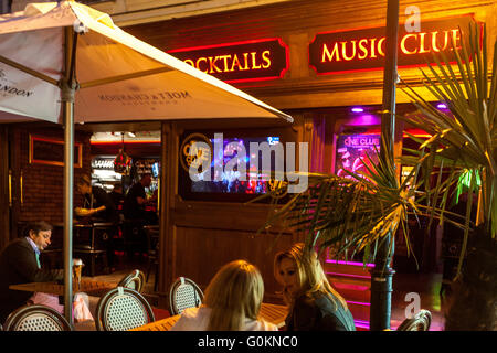 Prager Touristen außerhalb des Musikclubs, Melantrichova Straße Prag Altstadt Tschechien Stockfoto