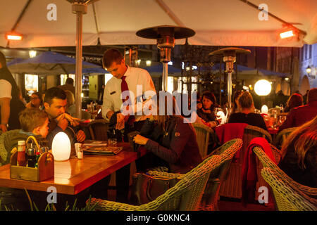 Menschen im Restaurant U Prince Prag Altstadt, Tschechien Stockfoto