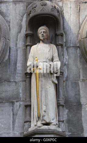 Statue auf der Fassade der Basilika des Heiligen Blutes in Burgplatz, Brügge, Belgien Stockfoto