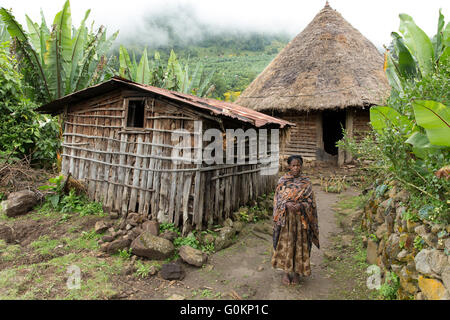 Muhe Dorf, Gurage, Äthiopien, Oktober 2013 Aragash Showen vor ihrem Haus. Sie bereitet Kocho, Kohl wächst, hält zwei Kühe und Hühner. Stockfoto