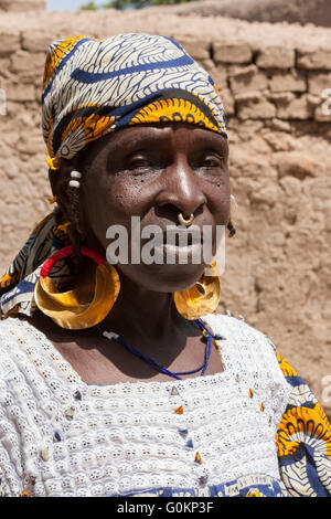 Fulbe (Peul) Frau trägt traditionelle Fulani goldene Ohrringe und einen Nasenring Stockfoto