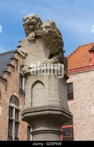 In Huidenvettersplei Platz ist eine Spalte, die Unterstützung von zwei Löwen und das Emblem der Gerber. Stockfoto