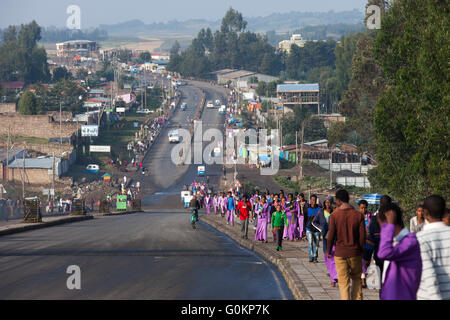 Debre Birhan, Amhara in Äthiopien, Oktober 2013 Studenten auf dem Weg zur Schule in der Nähe der EWNHS-Baumschule.    Foto von Mike Goldwater Stockfoto