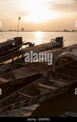 Pirogen bei Sonnenuntergang am Fluss Niger in Mopti Stockfoto