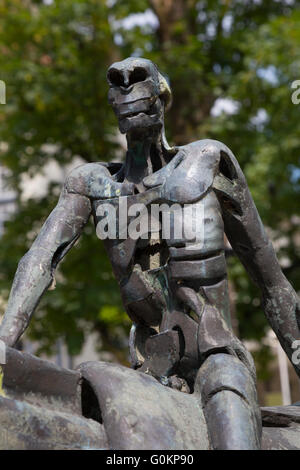 Die vier Reiter der Apokalypse. Satz von vier Bronze Skulpturen von Rik Poot im Garten der Arentshuis in Brügge, Belgien. Stockfoto