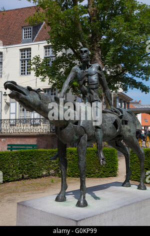 Die vier Reiter der Apokalypse. Satz von vier Bronze Skulpturen von Rik Poot im Garten der Arentshuis in Brügge, Belgien. Stockfoto