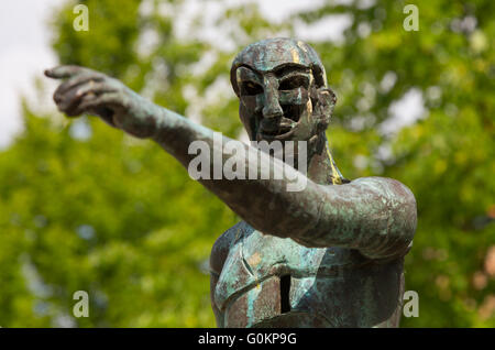 Die vier Reiter der Apokalypse. Satz von vier Bronze Skulpturen von Rik Poot im Garten der Arentshuis in Brügge, Belgien. Stockfoto