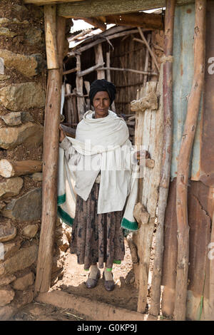 Debre Birhan, Amhara in Äthiopien, Oktober 2013; Tirunesh Shoagulaty, 55, in der Tür zu ihrer Verbindung Stockfoto