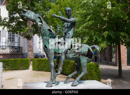 Die vier Reiter der Apokalypse. Satz von vier Bronze Skulpturen von Rik Poot im Garten der Arentshuis in Brügge, Belgien. Stockfoto