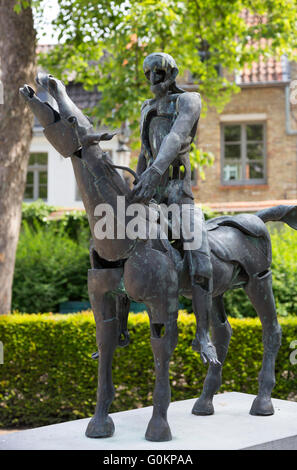 Die vier Reiter der Apokalypse. Satz von vier Bronze Skulpturen von Rik Poot im Garten der Arentshuis in Brügge, Belgien. Stockfoto