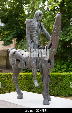 Die vier Reiter der Apokalypse. Satz von vier Bronze Skulpturen von Rik Poot im Garten der Arentshuis in Brügge, Belgien. Stockfoto