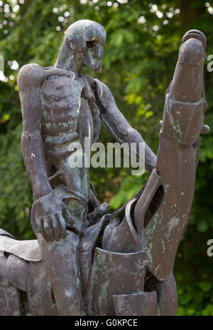 Die vier Reiter der Apokalypse. Satz von vier Bronze Skulpturen von Rik Poot im Garten der Arentshuis in Brügge, Belgien. Stockfoto