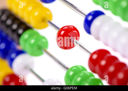 Abacus Zähler im Detail und isoliert auf weiß Stockfoto