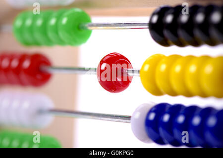 Abacus Zähler im Detail und isoliert auf weiß Stockfoto